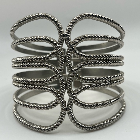 ✨ Vintage Silver-Tone Statement Cuff Bracelet – 7.5” ✨ - Picture 2 of 3
